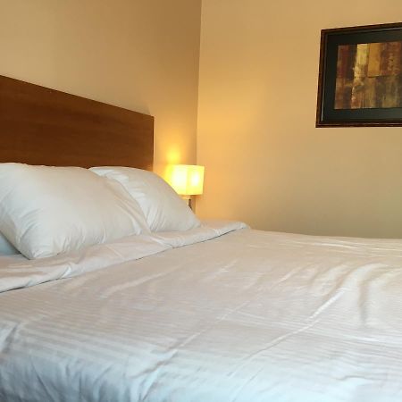 Bulldog Inns Sundre Exterior foto