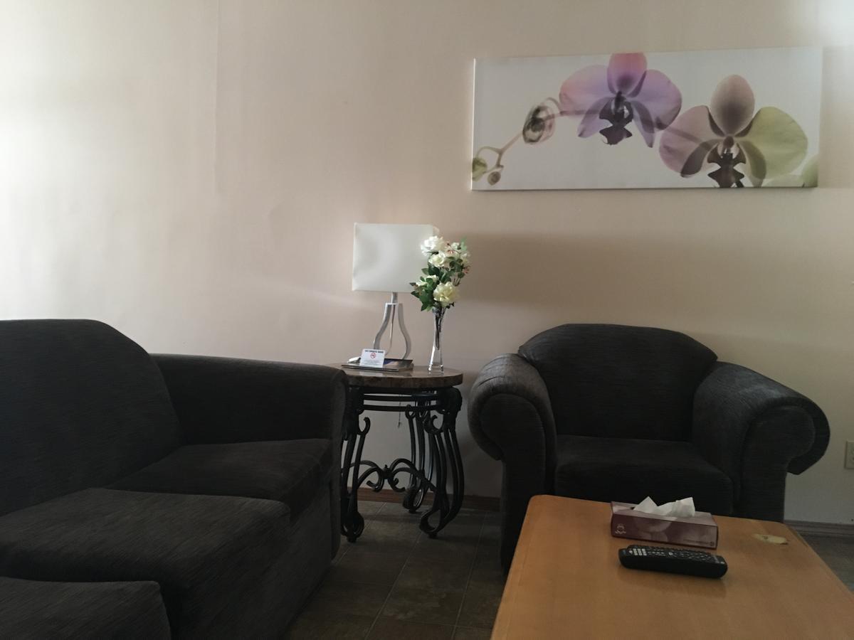 Bulldog Inns Sundre Exterior foto